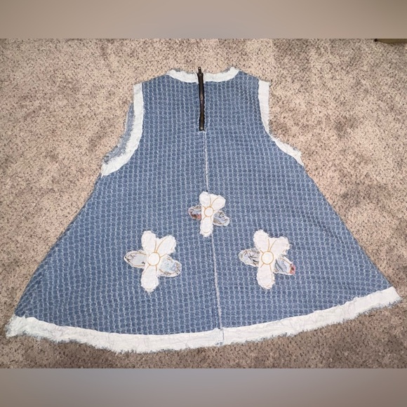 POL Denim Top with Double Gauze Flower Patches in Denim Multi Colored Size M - Picture 12 of 16